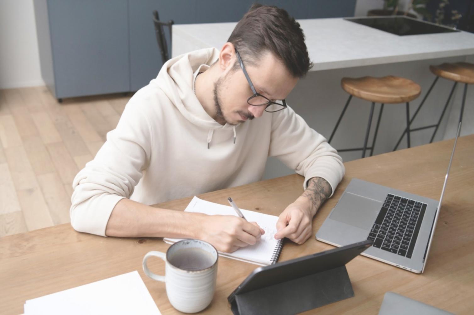 Entrepreneur analysant des données financières sur plusieurs écrans