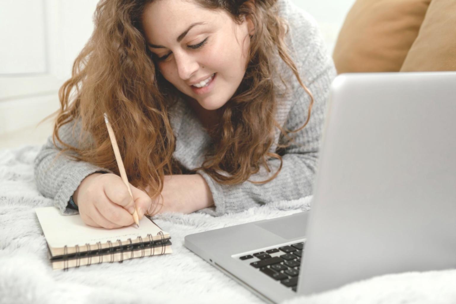 Équipe travaillant sur l'optimisation financière d'entreprise